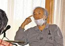 洞窟への思いや自身の経験を、手ぶりを使って話す門脇和也さん＝松江市八束町亀尻、亀尻集会所