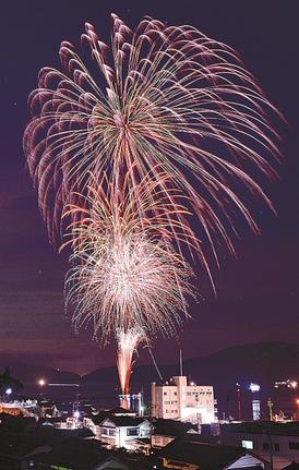 浦郷漁港から打ち上がった花火＝島根県西ノ島町浦郷（多重露光）