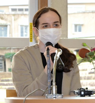 ウクライナを離れ、近況や平和への願いを語るユリア・メドベージェワさん=鳥取市若葉台北1丁目、公立鳥取環境大