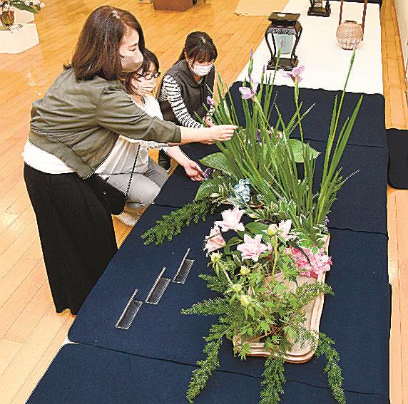 展示品の準備を進める会員＝出雲市浜町、出雲文化伝承館・縁結び交流館