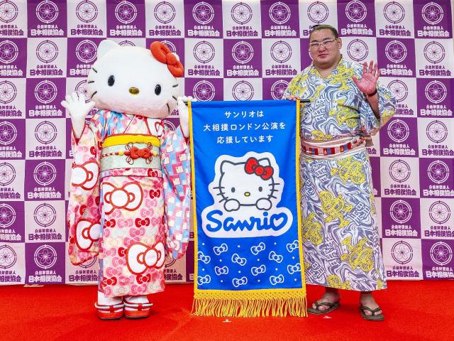 出発式に登場した（左から）ハローキティ、豊昇龍関