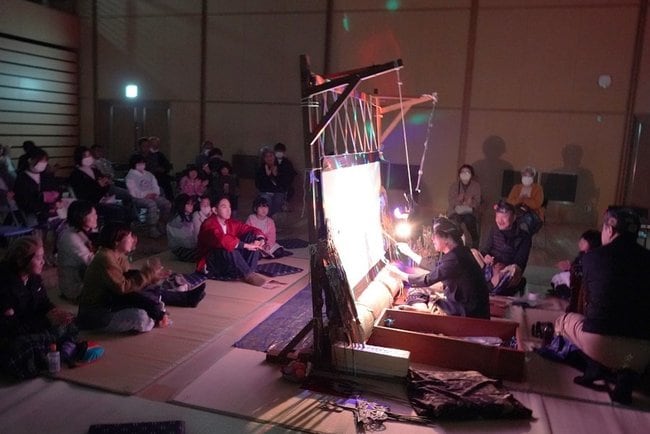 さまざまな光の演出を加えて演じられる影絵人形芝居＝島根県美郷町粕渕、みさと館