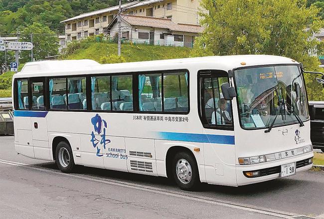ピーマンの集荷に使う川本町営バス＝川本町川本