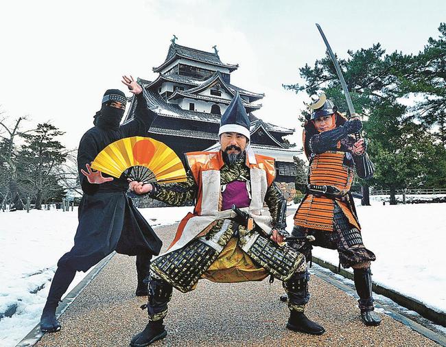 まつえ若武者隊の（左から）忍者月照さん、本間亀二郎隊長、堀川茶々丸さん＝松江市殿町、松江城
