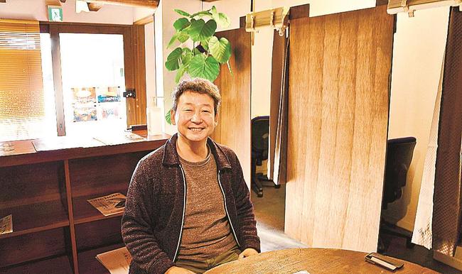 繁華街に活気を取り戻したいと語る福島将美さん＝ふくまるオフィス、松江市伊勢宮町