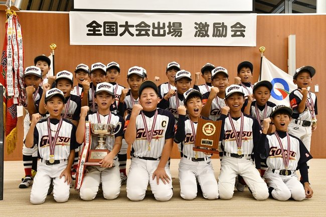 全国大会での活躍を誓う江津ジュニアベースボールクラブの選手たち＝江津市江津町、市役所