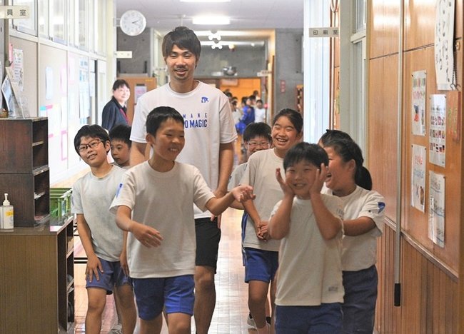 北川弘選手（左奥）の来校に大喜びする児童