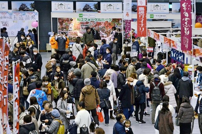 大勢の来場者でにぎわう会場＝広島市中区、広島県立総合体育館