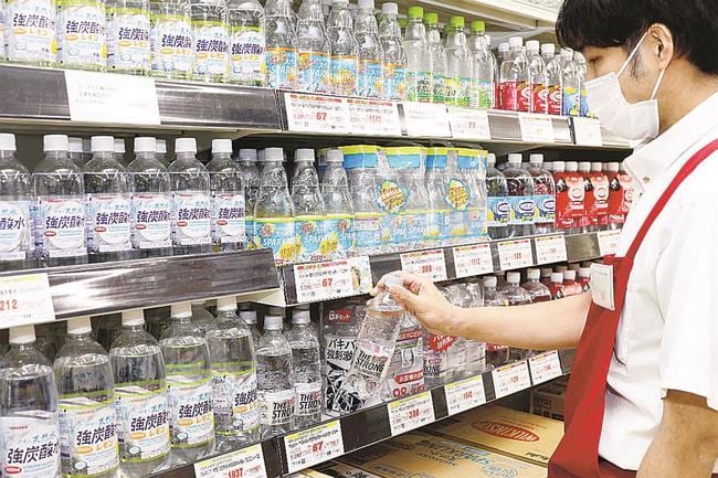 さまざまな種類の炭酸水のボトルが並ぶオーケー橋場店＝東京都台東区