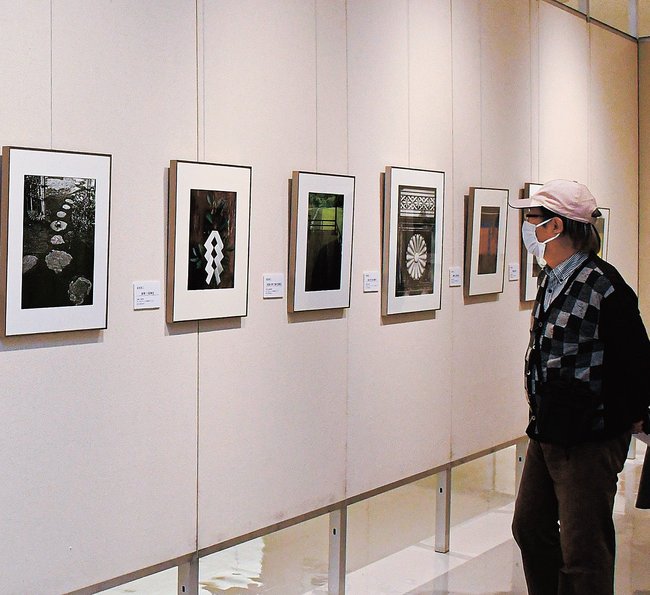 岩宮武二の写真作品を鑑賞する来館者=米子市中町、市美術館