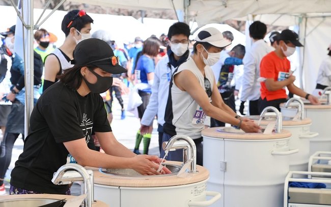 東京マラソンでゴール後、新型コロナ感染症対策で手洗いをするランナーら＝２０２２年３月、東京都千代田区（代表撮影）