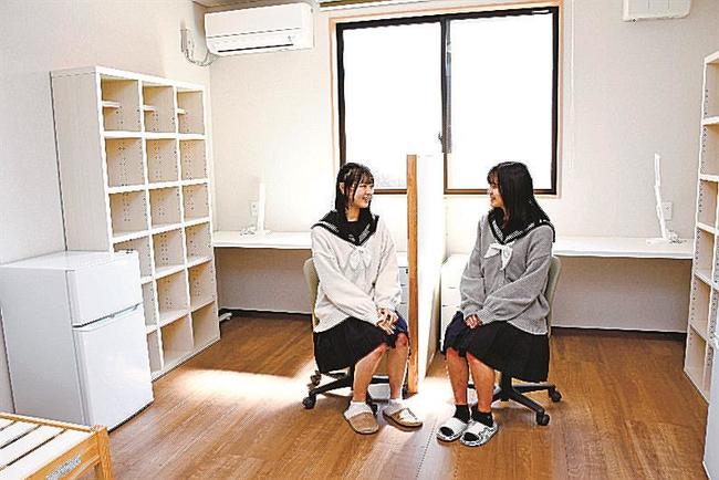 完成した新しい寮で、新生活を楽しみに待つ生徒＝島根県津和野町鷲原、正徳寮
