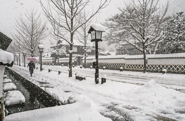 雪が積もった殿町通り＝島根県津和野町後田