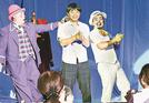 クラウン（道化師）とステージに上がり、公演を盛り上げる観客（中央）＝松江市学園南１丁目、旧島根県立プール跡地特設大テント