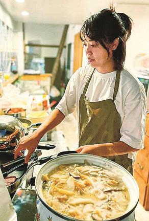 月１回、松江市内で沖縄料理屋を開いている岸本廣美さん＝松江市末次町