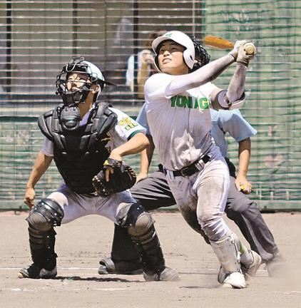【決勝・鳥取商─米子東】１０回裏米子東１死満塁、舩木佑が右越えのサヨナラ適時二塁打を放ち、９─８とする＝どらドラパーク米子市民球場