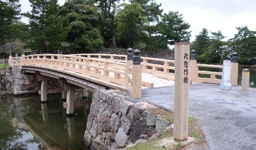 真新しくなった北惣門橋＝松江市殿町