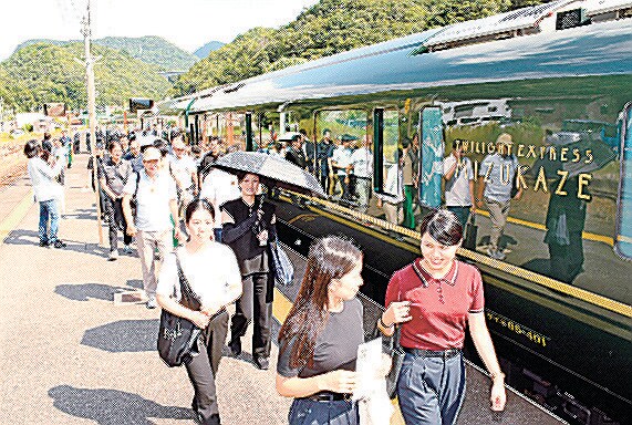 瑞風にＪＲ西日本関係者が乗車し、運転スケジュールや観光内容を確認した＝大田市温泉津町小浜