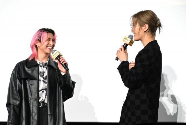 映画『スペシャルズ』公開御礼舞台あいさつに登壇した(左から)Snow Man・佐久間大介、NCT・中本悠太 (C)ORICON NewS inc.