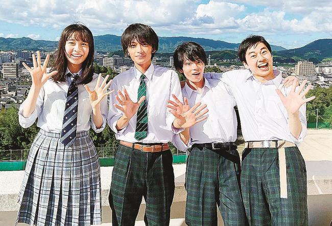 田鍋梨々花さん（左）ら主演を務める４人＝松江市内