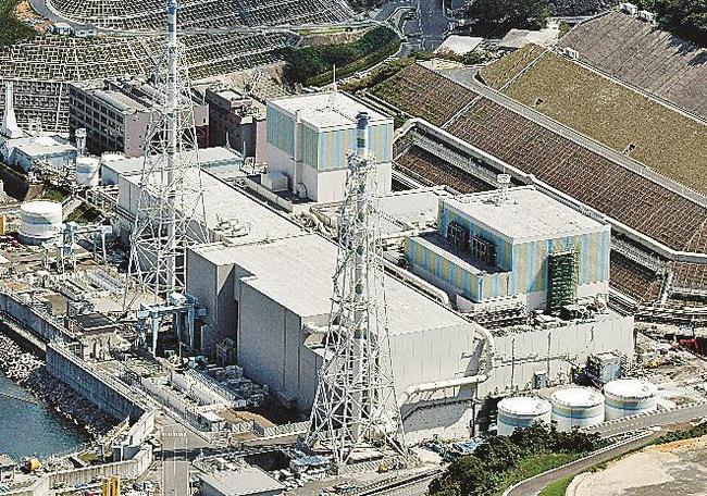 中国電力島根原発２号機（手前）。奥は１号機＝松江市鹿島町片句