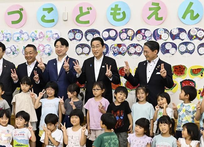 鳥取県日吉津村の子育て施設を訪問し、子どもたちと記念写真に納まる岸田首相（後列右から２人目）＝２０２３年７月（代表撮影）