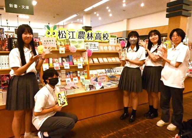 自分たちで選び飾った本を紹介する松江農林高校の生徒。読書は凝り固まった価値観を整えてくれる＝２日、松江市田和山町の今井書店グループセンター店