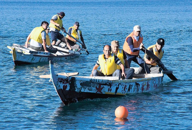 団体戦決勝で激しく争う北分チーム(左)と菱浦チーム=島根県海士町福井、菱浦港