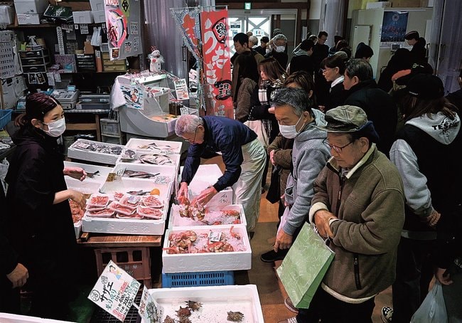 海の幸を買い求める来場者=浜田市原井町、はまだお魚市場