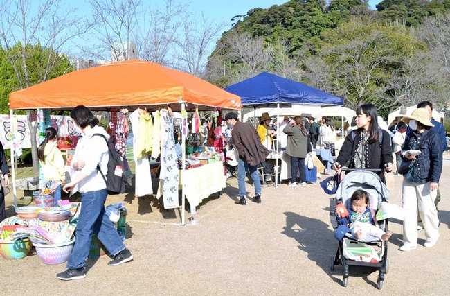 マルシェの店を見て回る来場者たち＝米子市西町、湊山公園