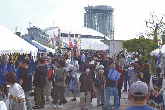 初開催の「さかい夢みなと朝市」で品定めする来場者＝境港市竹内団地、夢みなと公園