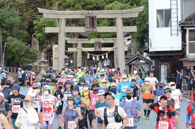 美保神社をスタートする選手たち=松江市美保関町美保関