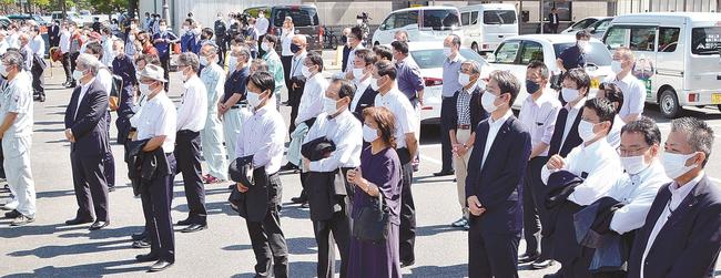 立候補者の演説を聴く聴衆＝松江市内