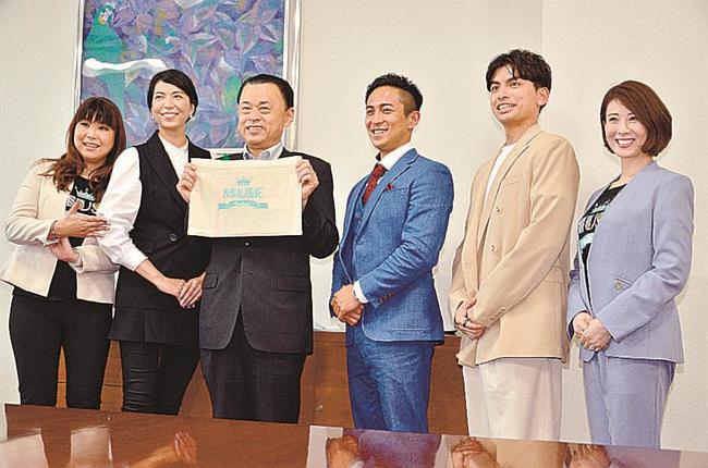 丸山達也知事（左から３人目）にミューズフェスをＰＲするＡＩさん（同２人目）、岡田雄磨さん（同４人目）、瀬崎良太さん（同５人目）など出演者たち＝松江市殿町、島根県庁