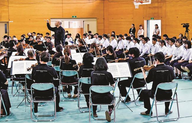 広島交響楽団の演奏に聞き入る中学生たち＝益田市白上町、中西中学校