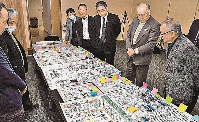 力作に見入る審査員＝松江市殿町、山陰中央新報社