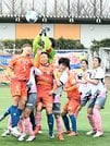【第３節・ディオッサ出雲ＦＣーヴィアティン三重レディース】後半、ゴールを狙うＤＦ馬場あみか（左）＝出雲健康公園多目的運動場