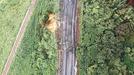 路面に複数の亀裂が入り、一部が崩落した出雲の国道９号（出雲市消防本部提供）