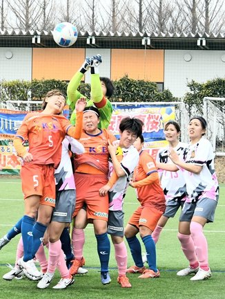 【第３節・ディオッサ出雲ＦＣーヴィアティン三重レディース】後半、ゴールを狙うＤＦ馬場あみか（左）＝出雲健康公園多目的運動場