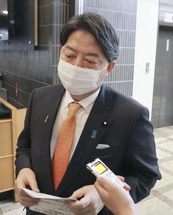 記者団の取材に応じる林外相＝１６日午後、外務省