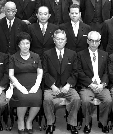 岸首相退陣後に発足した池田内閣で、初の女性閣僚として厚相に就任した中山マサ衆院議員（前列左）＝１９６０年７月