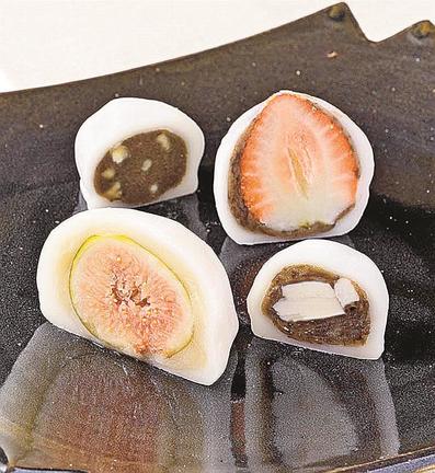 第１弾として投入するフルーツ大福は全４種。左上から時計回りにコーヒー餡ナッツ大福、いちご大福、いちじく餡バター大福、いちじく大福
