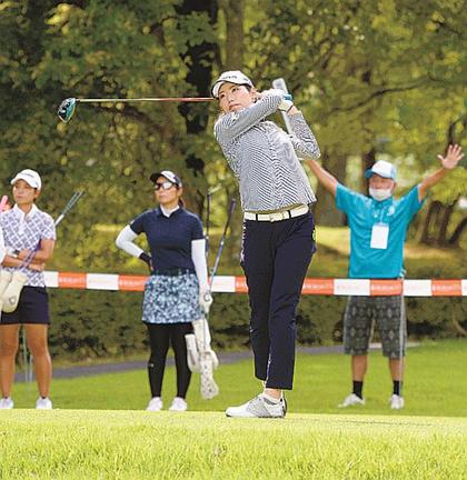 山陰ご縁むす美レディースの第１回大会でティーショットを打つ選手＝鳥取県伯耆町丸山、大山平原ゴルフクラブ