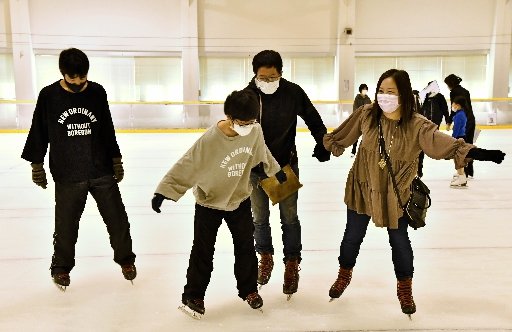 アイススケートを楽しむ来場者＝浜田市上府町、サン・ビレッジ浜田