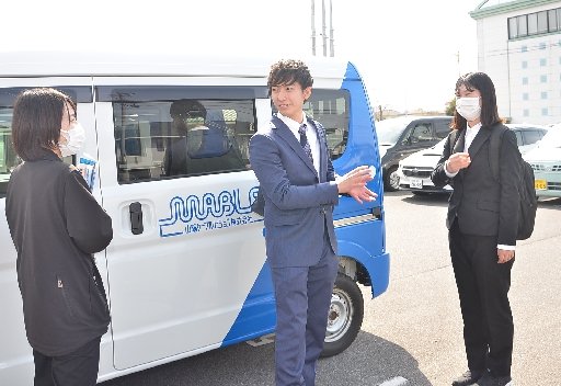 企業の担当者（左）に参加者を紹介する野津昂太郎さん（中央）＝松江市学園１丁目