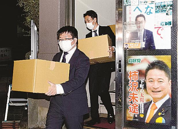 柿沢未途衆院議員の事務所を家宅捜索し、押収物を運び出す東京地検特捜部の係官ら＝１１月１６日、東京都江東区