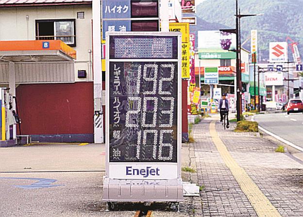 長野市内のセルフ式ガソリンスタンド。レギュラーガソリンの表示価格は１㍑当たり１９２円だった＝８月28日
