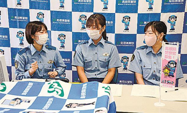 ユーチューブで警察学校の生活などを伝える安達早紀巡査長たち＝松江市殿町、県警本部