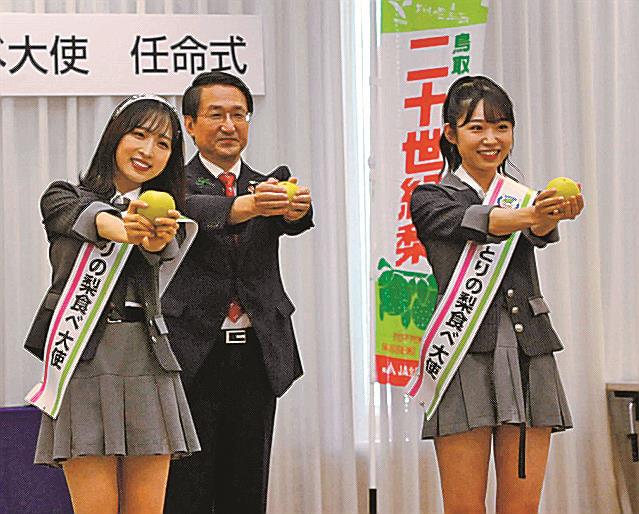 平井伸治知事（左から２人目）とともに「梨ダンス」を披露し、ポーズを取るＡＫＢ４８の小栗有以さん（左）と山内瑞葵さん＝東京都千代田区、都道府県会館