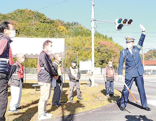 浜田署員（右）の説明を聞く交通指導＝浜田市河内町、はまだ自動車教習所